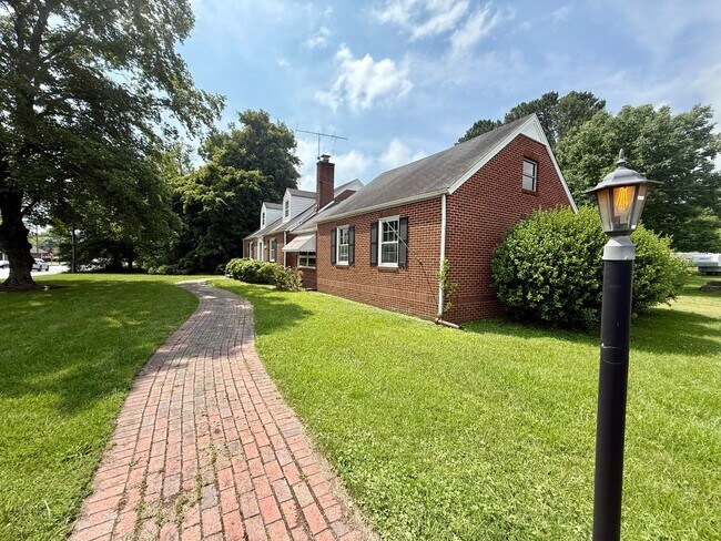 Building Photo - Four bedroom, 1.5 bath house in Graham -De...