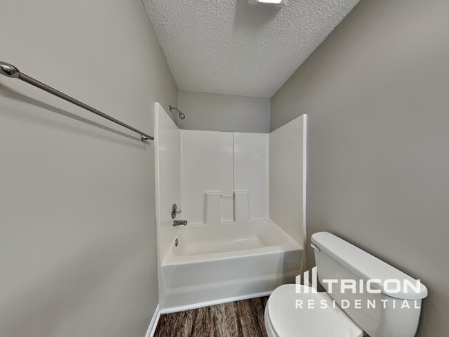 Building Photo - 1004 Spruce Dr