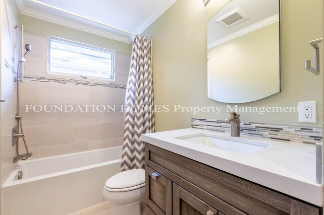Building Photo - 10 - 22 Month FURNISHED Lease: Bring Indoor/Outdoor Living HOME with this 3bd+/2.5ba plus Pool & ...