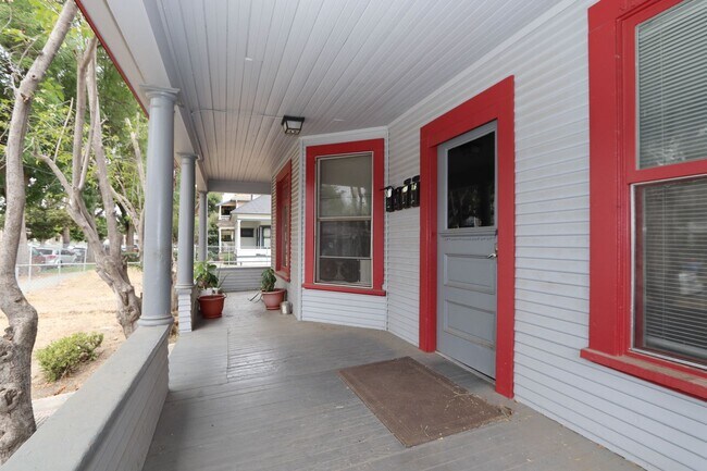 Building Photo - 3907 Chestnut St