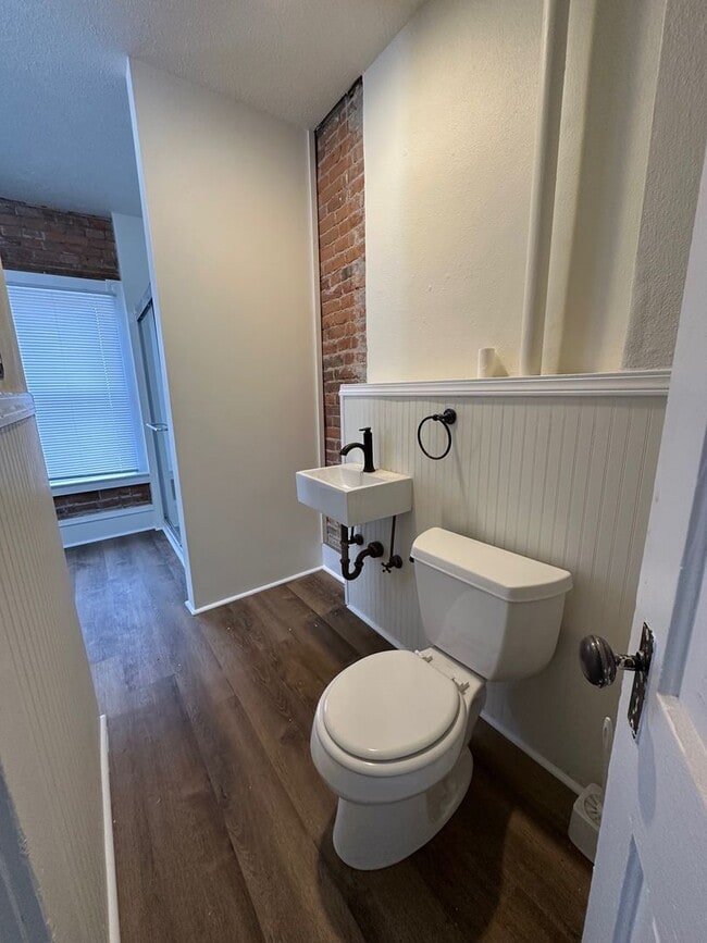 Building Photo - L1004