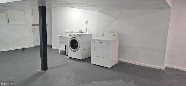 Building Photo - 1221 Poplar Grove St