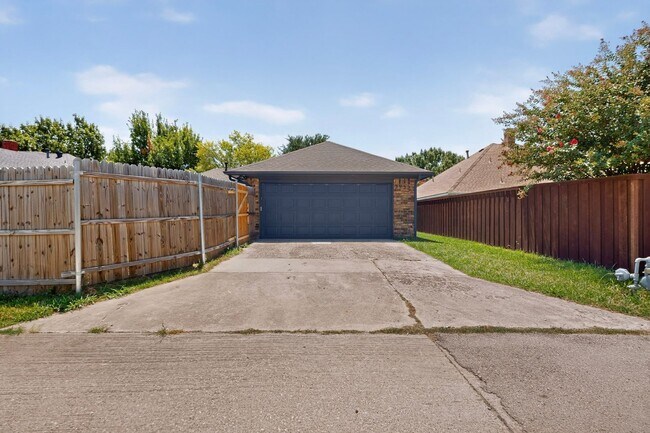 Building Photo - Beautifully Renovated Home In Carrollton Ready For Move-in
