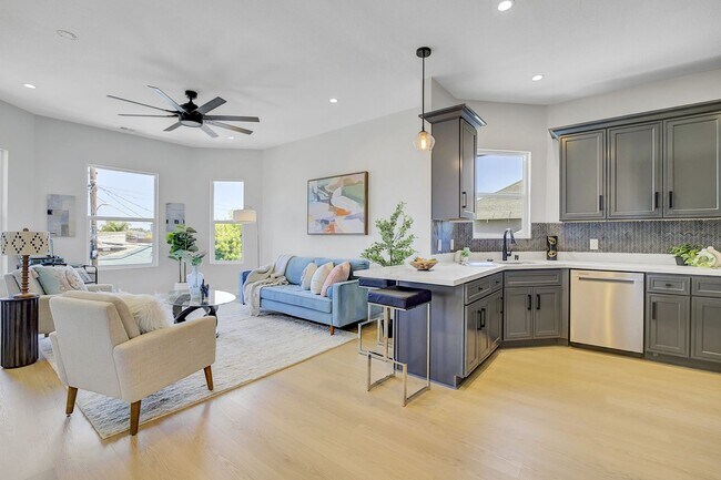 Building Photo - Stylish West Oakland 2/1 Flat - Completely Renovated.