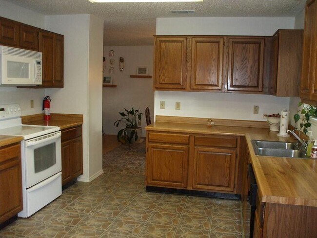 Building Photo - Beautiful home with 3 bedroom, 2.5 bath, game room and 2 car garage!