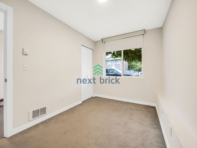 Building Photo - 3 Bed 2.5 Bath Greenwood Home