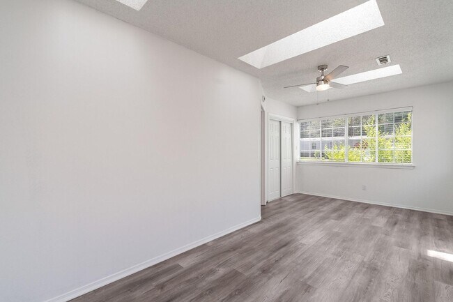 Building Photo - Spacious duplex in Fayetteville!