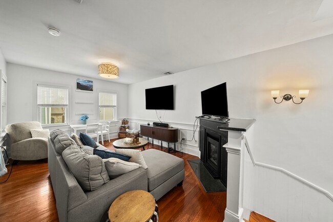 Building Photo - 293 W 2nd St