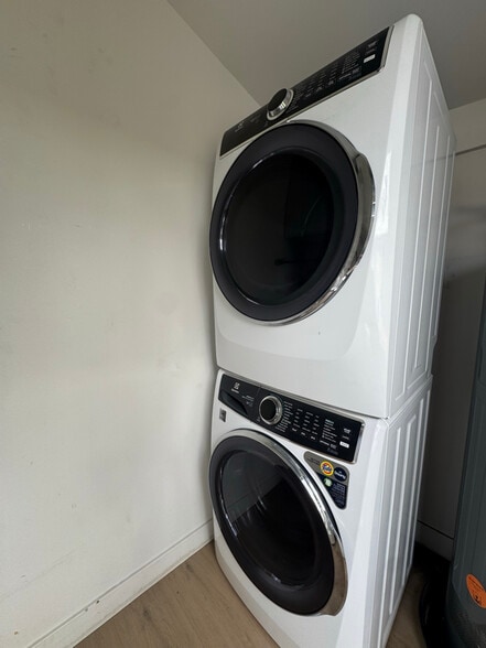 Building Photo - 1155 E Diamond St