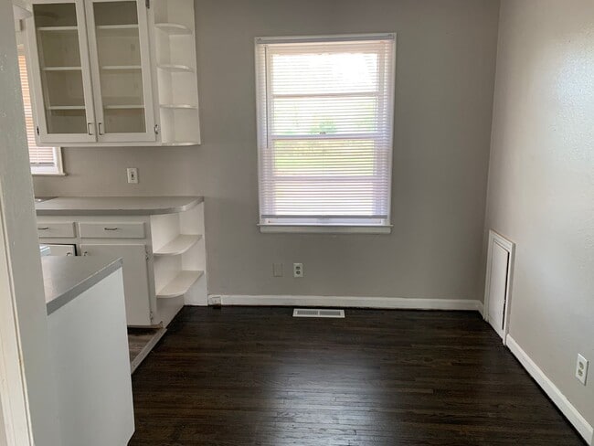 Building Photo - $900 - 2 bedroom/ 1 bathroom - Single fami...