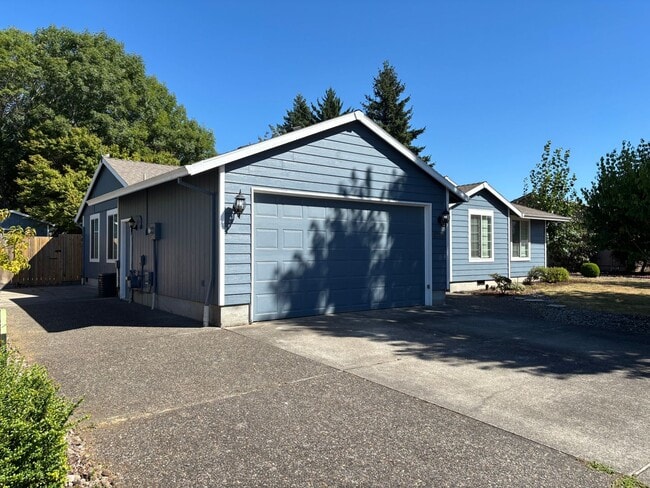 Building Photo - Freshly Updated Troutdale Gem with Enterta...