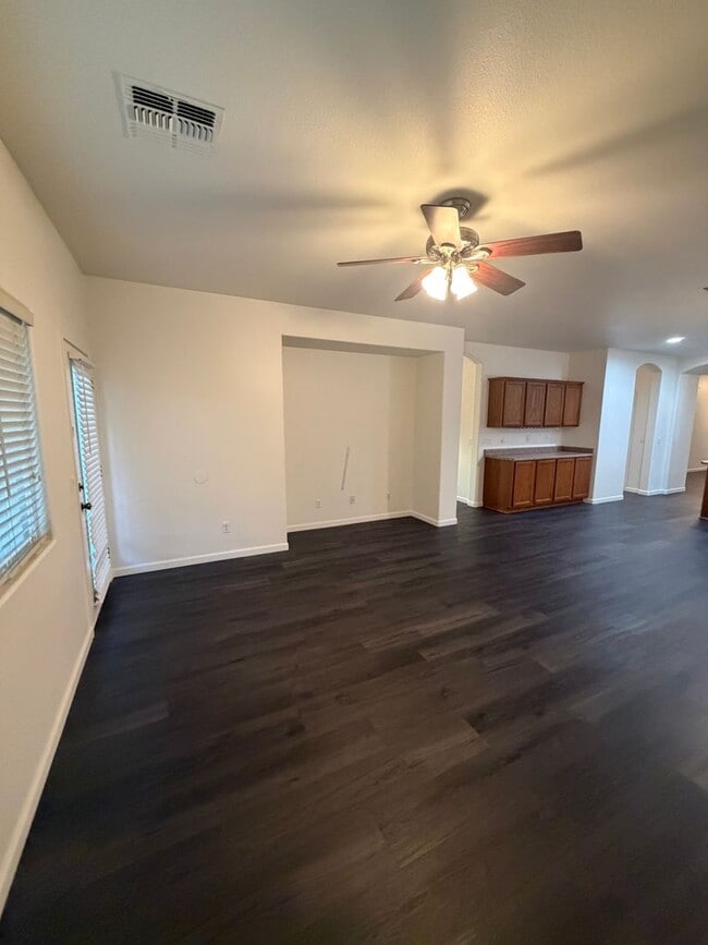 Building Photo - Welcome home to this meticulously maintained property in desirable Sun Groves Subdivision!