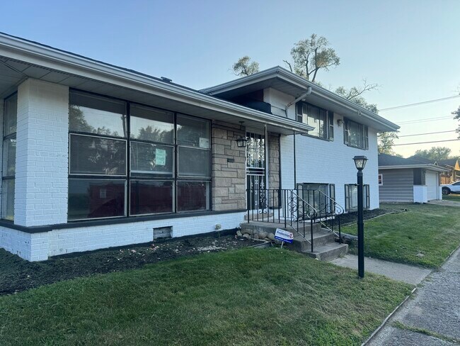 Building Photo - 14700 Avalon Ave