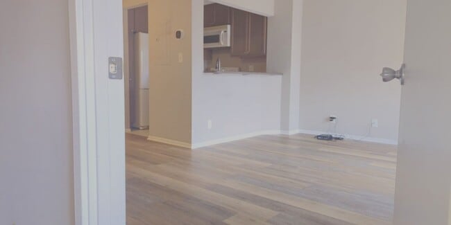 Building Photo - Bright And Cozy 1 Bed 1 Bath Condo In Vibr...