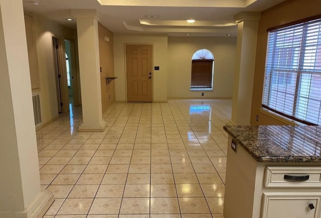 Building Photo - 225 E Maple Ave