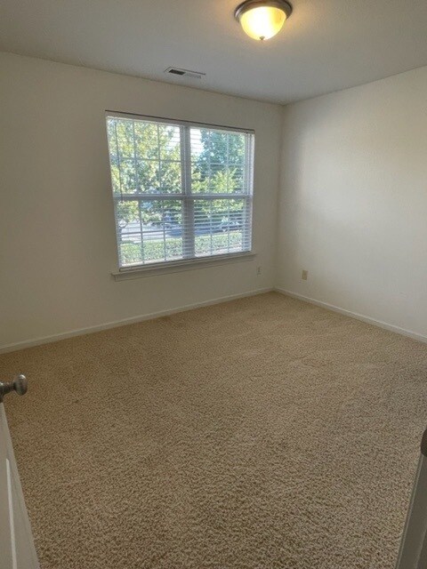 Building Photo - Spacious 3-bedroom, 2.5-bath home