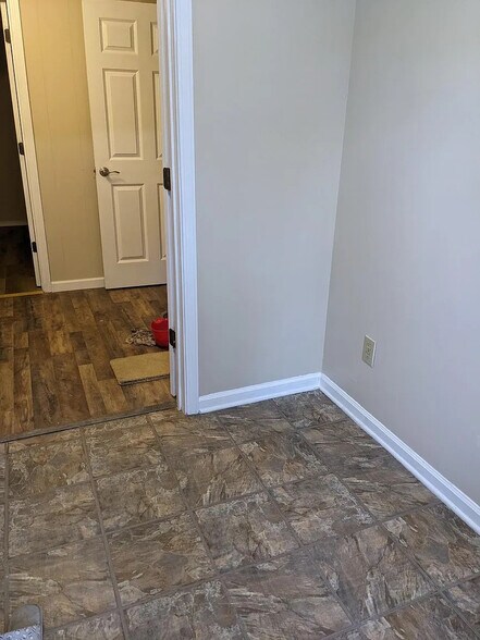 Building Photo - Room in House on Karl Ct