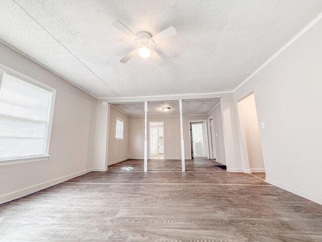 Building Photo - 3 Bed 1 Bath Single-Family Home - Big Yard!