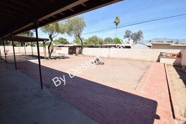 Building Photo - Spacious 3 Bed 2 Bath Eastside Home w/Huge Yard & Fireplace
