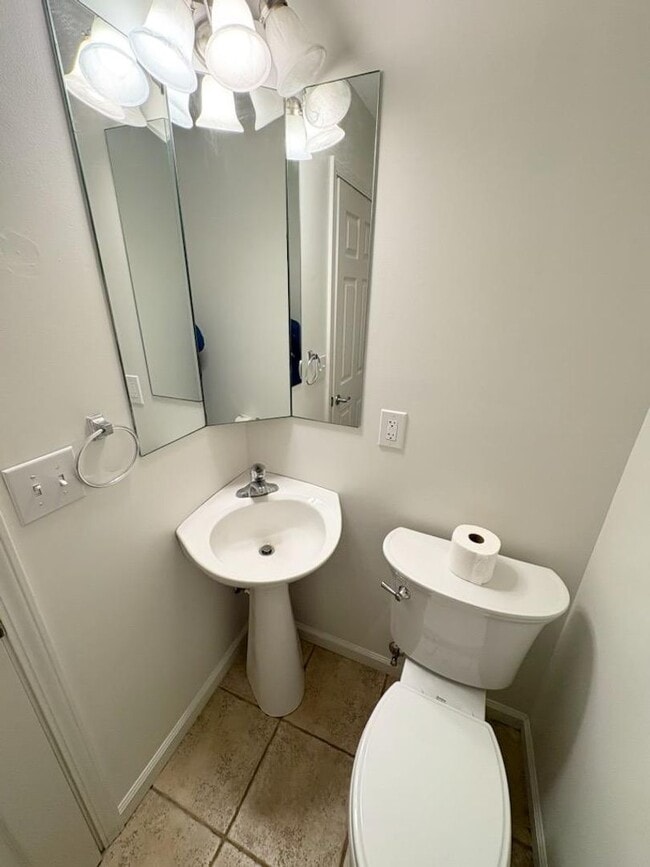 Building Photo - Updated Townhouse near Downtown Bloomington!