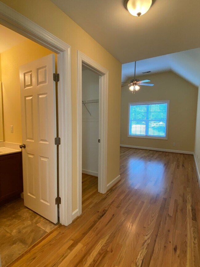 Building Photo - 3925 Lexington Dr