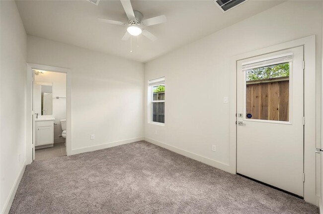 Building Photo - 2110 Live Oak St