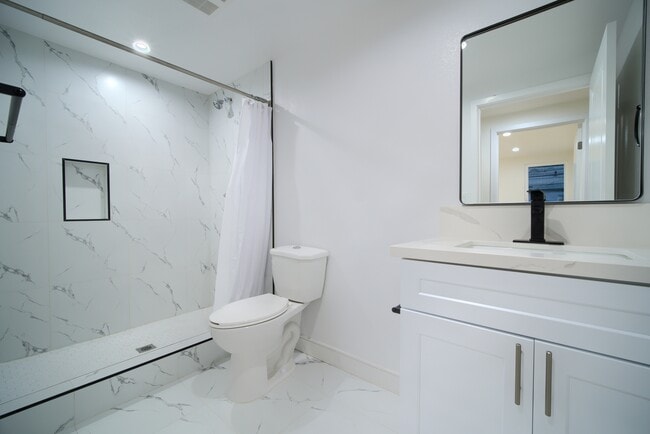 Building Photo - 8414 S McKinley Pl