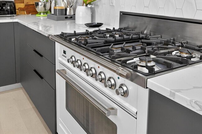 Building Photo - 423 W Amelia Ave