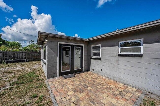 Building Photo - 839 13th Ave SW