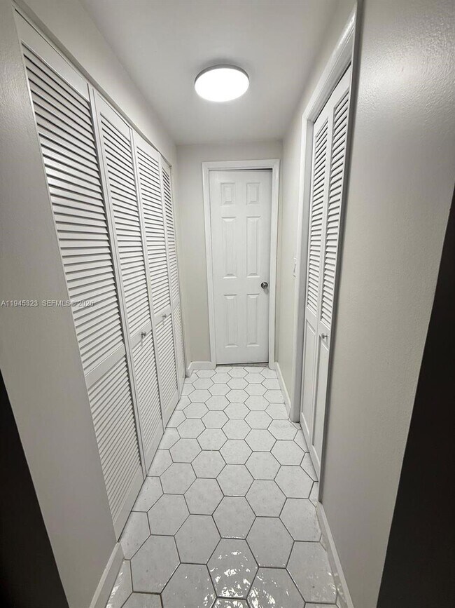 Building Photo - 4200 Hillcrest Dr