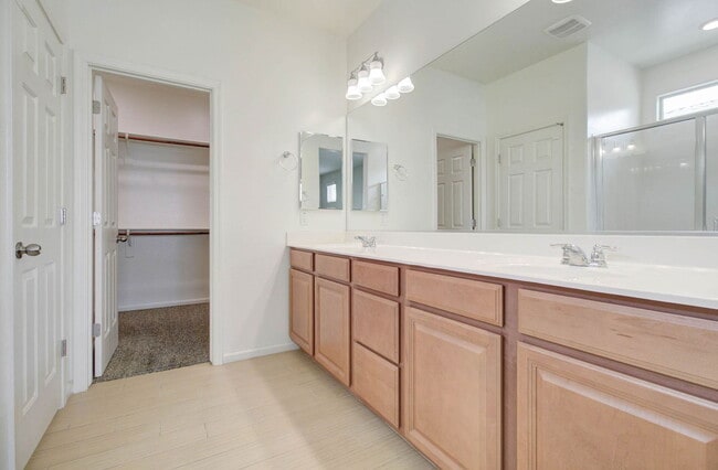 Building Photo - 1106 E Regent Dr