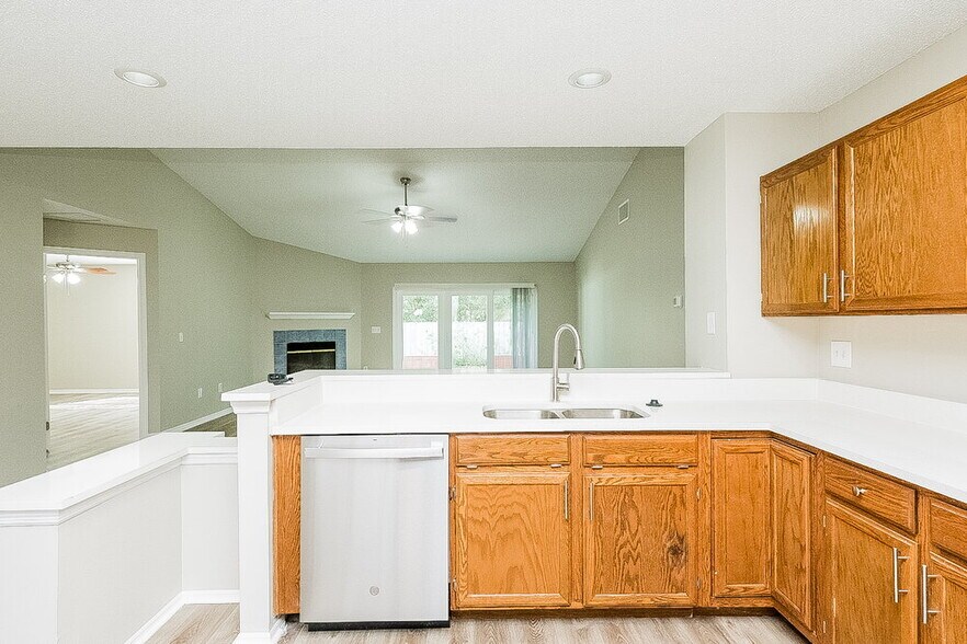 Building Photo - 9519 Pebble Glen Ave