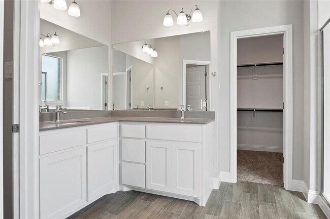 Building Photo - 1105 Whispering Hl Dr