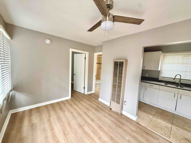 Building Photo - 532 W 77th St
