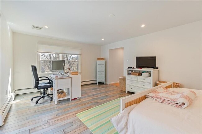 Building Photo - 98 Hargraves Dr
