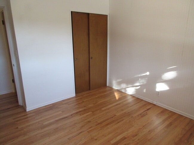 Building Photo - Three Bedroom Home in South Salem