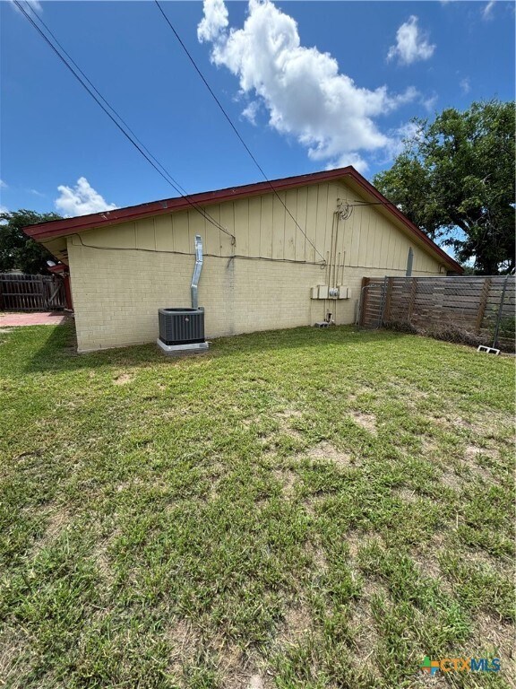 Building Photo - 2119 Westwind Cir
