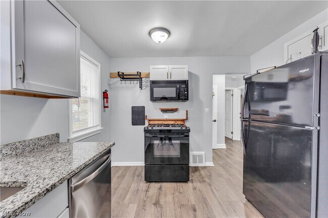 Building Photo - 19205 Pasnow Ave