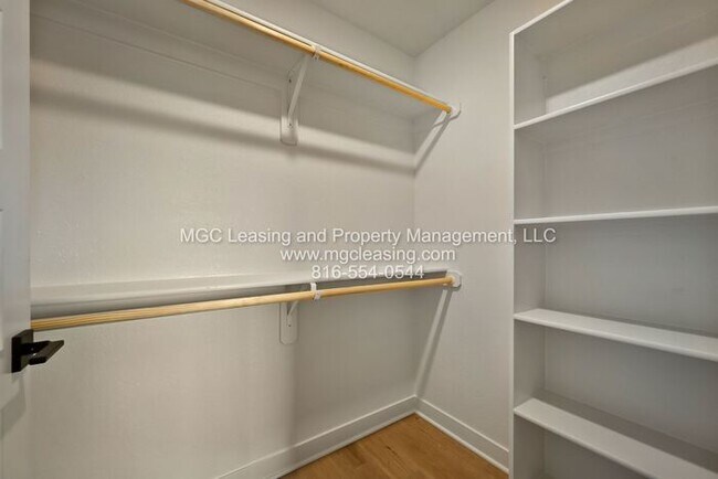 Building Photo - Welcome to Oak Ridge Falls Townhomes in Raymore, MO - Tours Available Today!