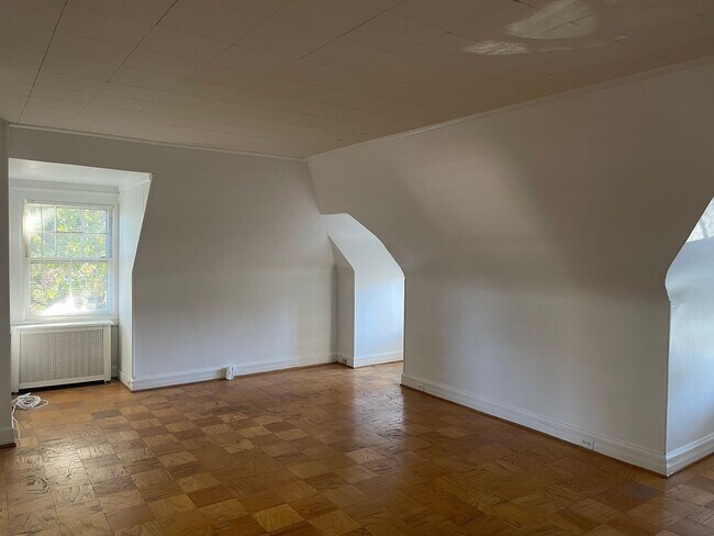 Building Photo - 720 Gladstone Ave