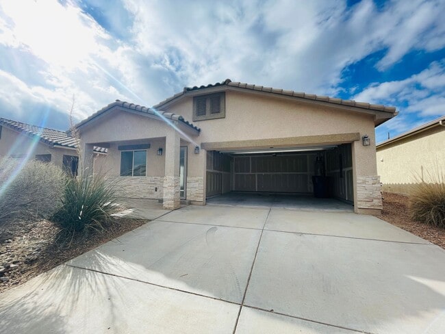 Building Photo - 3 bed 2 bath 1400 sq ft home