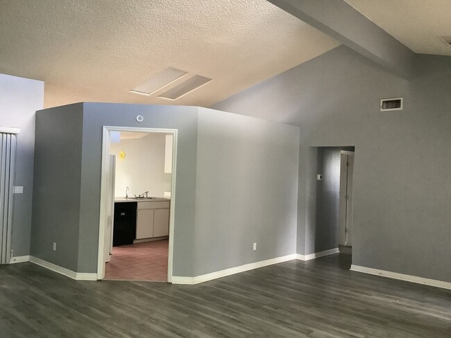 Building Photo - Three Bedroom Two Bath Home in N Lakeland