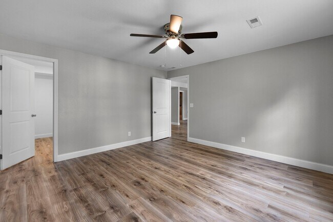 Building Photo - 424/426 E. Deerwood Dr