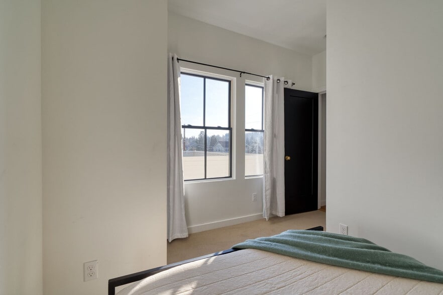 Building Photo - 508 NE 56th Ave