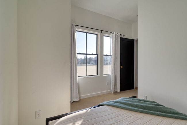 Building Photo - 508 NE 56th Ave