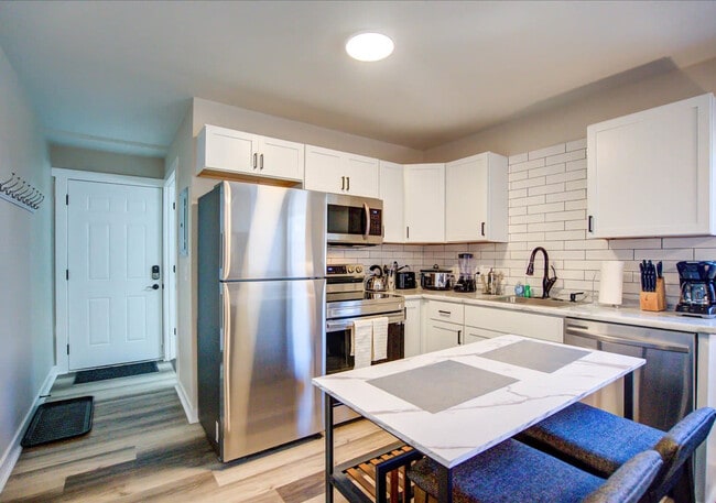 Building Photo - 156 Rodney Ct