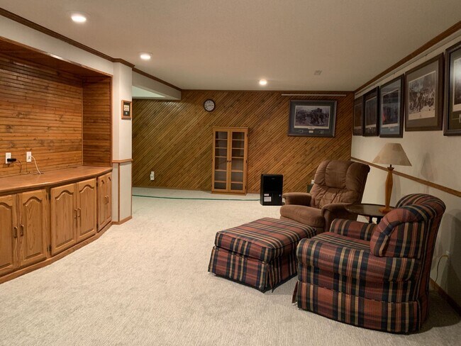 Building Photo - Executive 3 Bedroom Home