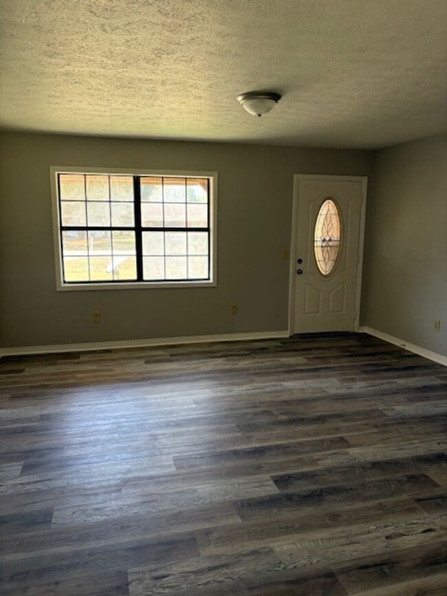 Building Photo - Renovated 3 Bedroom 1.5 Bath Home for Rent!