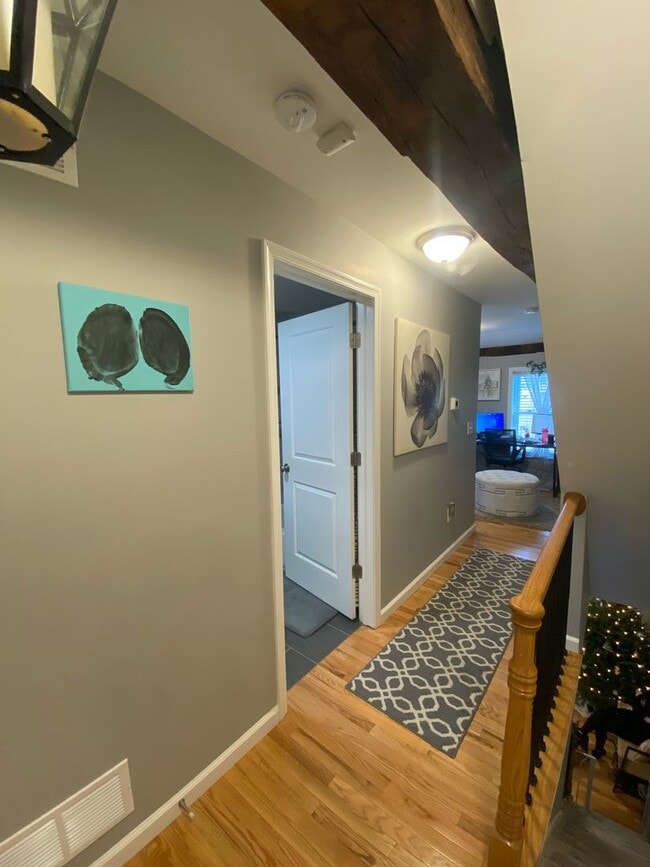 Building Photo - Beautiful Renovated 2 bedroom home with of...