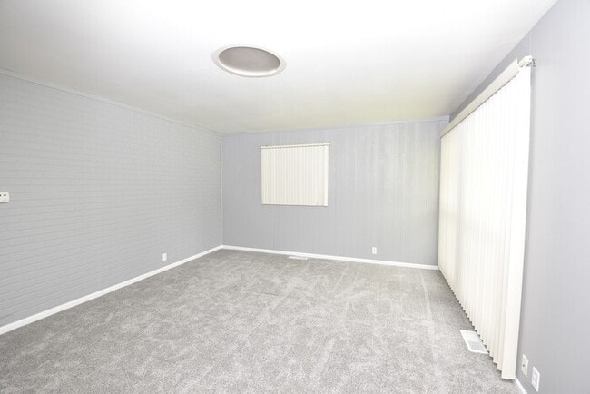 Building Photo - 3 bedroom 1 bath home in Edison Park